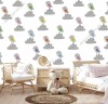 Wizualizacja tapety na ścianę do pokoju dziecięcego z kolorowymi ptaszkami, siedzącymi na szarych chmurach, na białym tle.