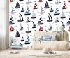 Wizualizacja tapety na ścianę do pokoju dziecięcego i młodzieżowego. Tapeta przedstawia pływające łódki żaglami w z niebiesko-czerwone paski, na białym tle