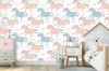 Wizualizacja tapety na ścianę do pokoju dziecięcego, w różowe i niebieskie, galopujące konie, na białym tle.