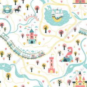 Wzornik tapety na ścianę do pokoju dziecięcego o tematyce baśniowej. Mapa baśniowego świata przedstawia, zamki,  jaskinię smoka, karetę księżniczki i drzewa w kolorach różowym, morskim i żółtym, na białym tle.