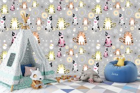 Wizualizacja tapety na ścianę do pokoju dziecięcego. Tapeta prezentuje śmieszne, kolorowe koty na szarym tle z zabawnymi, abstrakcyjnymi elementami.