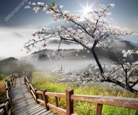 Wzornik fototapety w japońskim wiosennym, klimacie z drewnianym mostem, drzewem kwitnącej wiśni i górami. Fototapeta przeznaczona do pokoju dziennego, salonu, sypialni, biura, gabinetu.