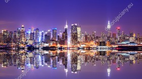 Wzornik fototapety panorama Manhattanu nocą z odbiciem miasta w lustrze wody. Fototapeta do pokoju dziennego, młodzieżowego, sypialni, salonu, biura, gabinetu, przedpokoju i jadalni.