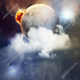 Wzornik fototapety z motywem kosmosu przedstawia Księżyc w chmurach gazowych a za nim ogniste Słońce. Fototapeta do pokoju dziennego, młodzieżowego, sypialni, salonu, biura, gabinetu, przedpokoju i jadalni.
