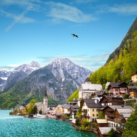 Wzornik fototapety z widokiem na małą alpejska wioskę Hallstatt, na tle ośnieżonych gór w Austrii. Fototapeta do pokoju dziennego, młodzieżowego, sypialni, salonu, biura, gabinetu, przedpokoju i jadalni.
