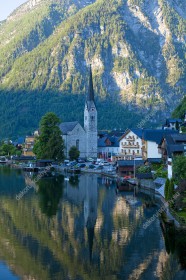 Wzornik fototapety z widokiem na kościół w górskim miasteczku nad jeziorem w Austrii. Fototapeta do salonu, sypialni, pokoju dziennego, gabinetu, biura, przedpokoju, jadalni.