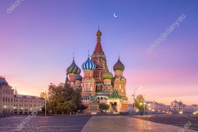 Wzornik fototapety z widokiem Cerkwi Wasyla Błogosławionego w Moskwie. Pospolicie zabytkowe budowle zwane są Kremlem moskiewskim i ładnie będą wyglądały na ścianie sypialni, salonu, pokoju dziennego, gabinetu czy biura.