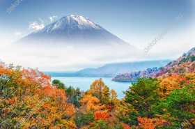 Wzornik obrazu z widokiem na barwne, jesienne drzewa i Japońską Górę Fuji otoczoną mgłą. Obraz do pokoju dziennego, sypialni, salonu, biura, gabinetu, przedpokoju i jadalni.