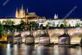 Wzornik obrazu z widokiem na Pragę w nocy, oświetlony Most Karola i Katedrę świętego Wita. Obraz do pokoju dziennego, sypialni, salonu, biura, gabinetu, przedpokoju i jadalni.