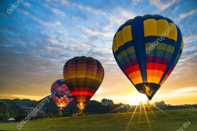 Wzornik obrazu przedstawiający kolorowe balony na gorące powietrze wzbijające się do lotu o świcie. Obraz do pokoju dziennego, sypialni, salonu, biura, gabinetu, przedpokoju i jadalni.