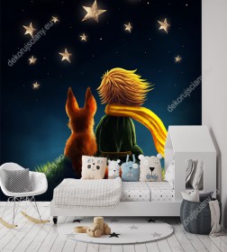 Wizualizacja fototapety do pokoju dziecięcego z motywem Małego Księcia i lisa patrzących na błyszczące gwiazdy, na ciemnym, nocnym niebie.