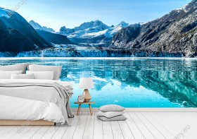 Wizualizacja fototapety z widokiem na lodowce i góry alaski odbite w błękitnej tafli wody. Fototapeta do pokoju dziennego, sypialni, salonu, biura, gabinetu, przedpokoju i jadalni.