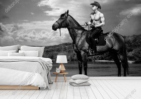 Wizualizacja czarno-białej fototapety z kowbojem na koniu na tle nieba i morza. Fototapeta do salonu, sypialni, pokoju dziennego, gabinetu, biura.