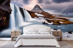 Wizualizacja fototapety z widokiem na zimowe, górskie wodospady o zachodzi słońca w Islandii. Fototapeta do pokoju dziennego, sypialni, salonu, biura, gabinetu, przedpokoju i jadalni.