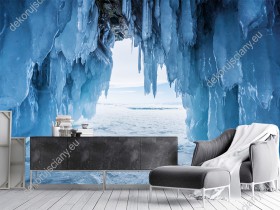 Wizualizacja fototapety z widokiem na zimowy krajobraz lodowej jaskini opromienionej światłem słonecznym. Fototapeta do pokoju dziennego, sypialni, salonu, biura, gabinetu, przedpokoju i jadalni.