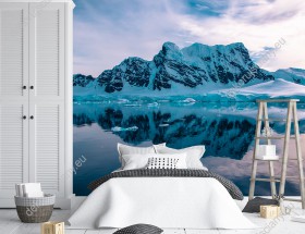 Wizualizacja fototapety z widokiem na arktyczne lodowce i góry pokryte śniegiem odbite w krystalicznej wodzie. Fototapeta do pokoju dziennego, sypialni, salonu, biura, gabinetu, przedpokoju i jadalni.