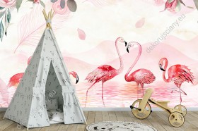 Wizualizacja fototapety w odcieniach różu do pokoju dziennego, dziecięcego, młodzieżowego, sypialni, salonu. Flamingi brodzące w płytkich wodach jeziora, pod różami kwiatami róż. Tło fototapety zdobią góry oraz delikatne opadające pióra.