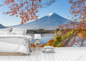 Wizualizacja fototapety z w jesiennej, japońskiej scenerii z widokiem na górę Fuji i jezioro Kawaguchi, oraz kolorowe liście na gałęziach drzew. Fototapeta do pokoju dziennego, sypialni, salonu, biura, gabinetu, przedpokoju i jadalni.