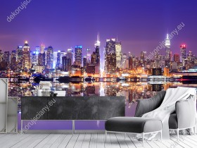 Wizualizacja fototapety panorama Manhattanu nocą z odbiciem miasta w lustrze wody. Fototapeta do pokoju dziennego, młodzieżowego, sypialni, salonu, biura, gabinetu, przedpokoju i jadalni.