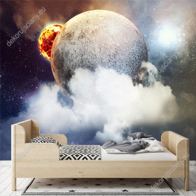 Wizualizacja fototapety z motywem kosmosu przedstawia Księżyc w chmurach gazowych a za nim ogniste Słońce. Fototapeta do pokoju dziennego, młodzieżowego, sypialni, salonu, biura, gabinetu, przedpokoju i jadalni.