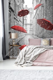Wizualizacja fototapety w nowoczesnym stylu do sypialni, salonu, przedpokoju, biura, gabinetu, pokoju młodzieżowego. Fototapeta przedstawia ulice miasta w czasie pory deszczowej i spadające, czerwone parasole.