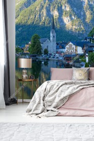 Wizualizacja fototapety z widokiem na kościół w górskim miasteczku nad jeziorem w Austrii. Fototapeta do salonu, sypialni, pokoju dziennego, gabinetu, biura, przedpokoju, jadalni.