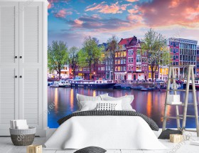 Wizualizacja fototapety z widokiem na kolorowy zachód słońca nad wodnymi kanałami w Amsterdamu. Fototapeta do pokoju dziennego, młodzieżowego, sypialni, salonu, biura, gabinetu, przedpokoju i jadalni.