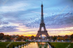 Wzornik fototapety z widokiem na wieżę Eiffla górującą nad pejzażem miejskim Paryża. Fototapeta do pokoju dziennego, salonu, biura, gabinetu, sypialni, przedpokoju i jadalni.