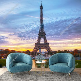 Wizualizacja fototapety z widokiem na wieżę Eiffla górującą nad pejzażem miejskim Paryża. Fototapeta do pokoju dziennego, salonu, biura, gabinetu, sypialni, przedpokoju i jadalni.