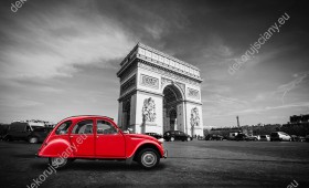 Wzornik fototapety przedstawia czerwony samochódgarbus na ulicach Paryża z Łukiem Triumfalnym w tle. Fototapeta do pokoju dziennego, młodzieżowego, salonu, biura, gabinetu, sypialni, przedpokoju i jadalni.