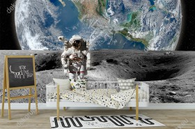 Wizualizacja fototapety przedstawia astronautę na księżycu z Planetą Ziemią w tle. Fototapeta do pokoju dziennego, młodzieżowego, salonu, biura, gabinetu, sypialni, przedpokoju i jadalni.