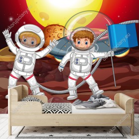 Wizualizacja fototapety do pokoju dziecięcego z motywem kosmicznym przedstawiająca astronautów wbijających flagę na nowej, obcej planecie.