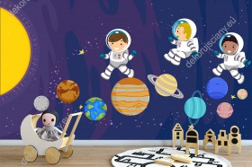 Wizualizacja fototapety do pokoju dziecięcego przedstawiająca astronautów w kosmosie skaczących po kolorowych planetach.