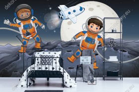 Wizualizacja fototapety do pokoju dziecięcego z motywem kosmosu. Dwóch małych astronautów spacerujących po obcej planecie na tle z Księżycem i lecącą rakietą kosmiczną.