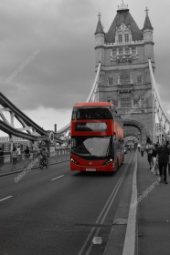 Wzornik fototapety z widokiem na czerwony autobus przejeżdżający przez most Tower Bridge. Fototapeta do pokoju dziennego, młodzieżowego, sypialni, salonu, biura, gabinetu, przedpokoju i jadalni.