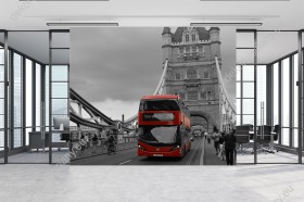 Wizualizacja fototapety z widokiem na czerwony autobus przejeżdżający przez most Tower Bridge. Fototapeta do pokoju dziennego, młodzieżowego, sypialni, salonu, biura, gabinetu, przedpokoju i jadalni.