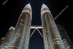 Wzornik fototapety z widokiem na nowoczesne, bliźniacze wieże w nocnej scenerii, w Malezji. Fototapeta do pokoju dziennego, sypialni, salonu, biura, gabinetu, przedpokoju i jadalni.