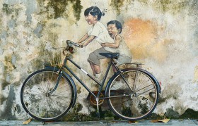 Wzornik fototapety z muralem przedstawiającym dzieci siedzące na rowerze. Fototapeta do pokoju dziennego, młodzieżowego, sypialni, salonu, przedpokoju i jadalni.