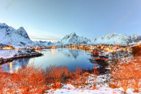Wzornik obrazu z zimową aurą przedstawiająca ośnieżone góry, jezioro i czerwone krzewy zdobiące norweski krajobraz. Obraz do pokoju dziennego, salonu, sypialni, biura, gabinetu, przedpokoju i jadalni.