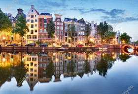 Wzornik obrazu z widokiem na budynki Amsterdamu z odbiciem w lustrz wody, o zachodzie słońca. Obraz do pokoju dziennego, sypialni, salonu, biura, gabinetu, przedpokoju i jadalni.