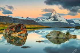 Wzornik obrazu z barwnym wschodem słońca nad szczytem górskim  Matterhorn, w Szwajcarii. Obraz przeznaczony do salonu, sypialni, pokoju młodzieżowego, gabinetu czy biura.