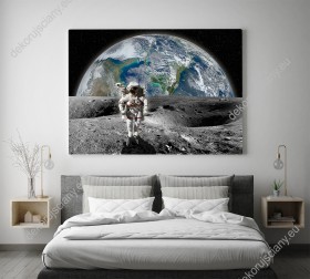 Wizualizacja obrazu z astronautą na Księżycu, z Ziemią w tle. Obraz do pokoju dziennego, młodzieżowego, biura, salonu, sypialni, gabinetu, przedpokoju.