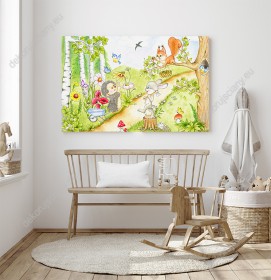 Wizualizacja obrazu do pokoju dziecięcego z motywem polany leśnej, gdzie jeż, królik i wiewiórka mile spędzają czas. Na wzorze fototapety są barwne kwiaty i drzewa brzozy.