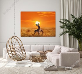 Wizualizacja obrazu w widokiem na parę żyraf w Parku Narodowym Serengeti o w pięknej scenerii zachodzącego słońca w Tanzanii. Obraz do pokoju dziennego, dziecięcego, młodzieżowego, sypialni, salonu, biura, gabinetu, przedpokoju i jadalni.