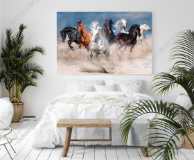 Wizualizacja obrazu w widokiem na stado koni o różnym umaszczeniu, galopujących w pustynnym pyle. Obraz do pokoju dziennego, dziecięcego, młodzieżowego, sypialni, salonu, biura, gabinetu, przedpokoju i jadalni.