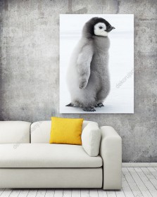 Wizualizacja obrazu w zimowej aurze przedstawia małego pingwina cesarskiego spacerującego po białym śniegu. Obraz do pokoju dziennego, dziecięcego, młodzieżowego, sypialni, salonu, biura, gabinetu, przedpokoju i jadalni.