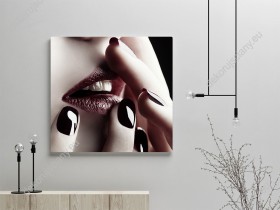 Wizualizacja obrazu zmysłowych ust kobiety i wypielęgnowanych paznokci. Obraz do pokoju dziennego, sypialni, salonu, biura, gabinetu.