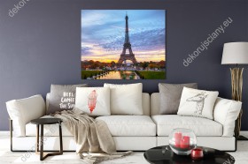 Wizualizacja obrazu z widokiem na wieżę Eiffla górującą nad pejzażem miejskim Paryża. Obraz do pokoju dziennego, salonu, biura, sypialni, gabinetu, przedpokoju i jadalni.