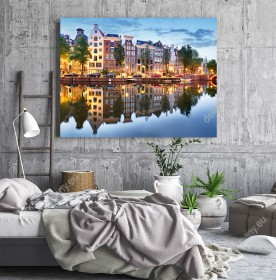 Wizualizacja obrazu z widokiem na budynki Amsterdamu z odbiciem w lustrz wody, o zachodzie słońca. Obraz do pokoju dziennego, sypialni, salonu, biura, gabinetu, przedpokoju i jadalni.