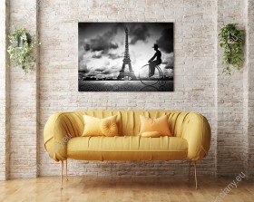 Wizualizacja, czarnobiały obraz z motywem mężczyzny jadącego na rowerze retro w okolicach Wieży Eiffla, w Paryżu. Obraz w nowoczesnym stylu do pokoju młodzieżowego, salonu, sypialni a nawet biura.